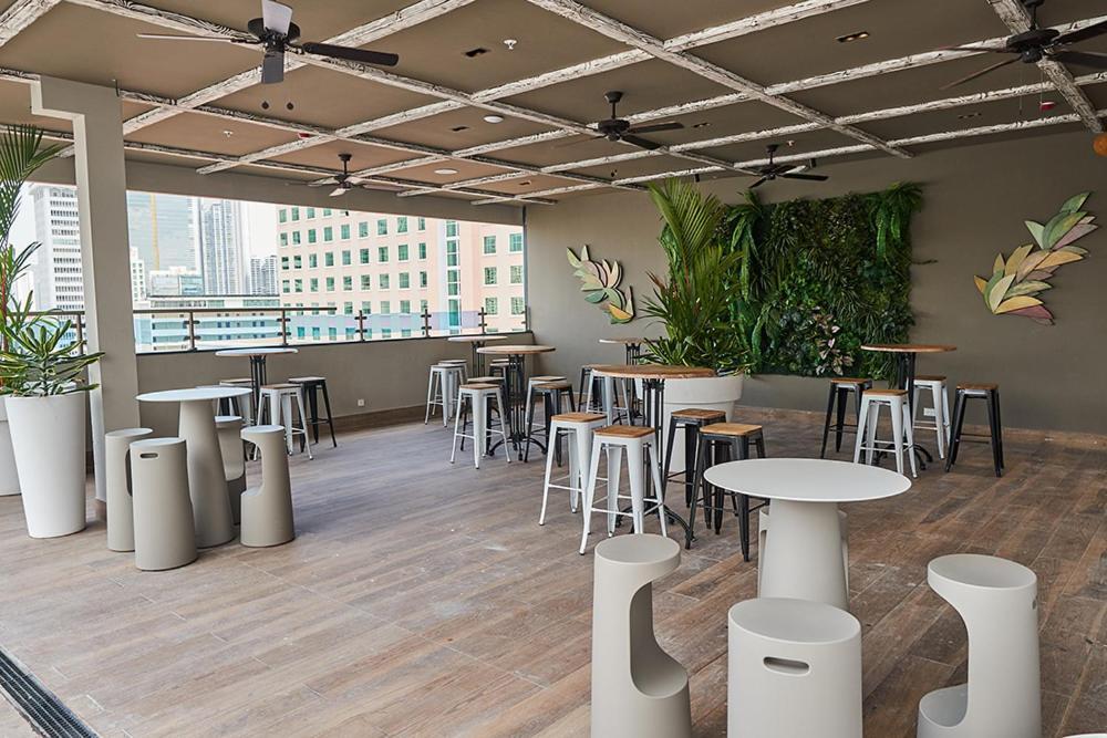 Gran Evenia Panama Hotel Exterior foto The rooftop bar at the hotel
