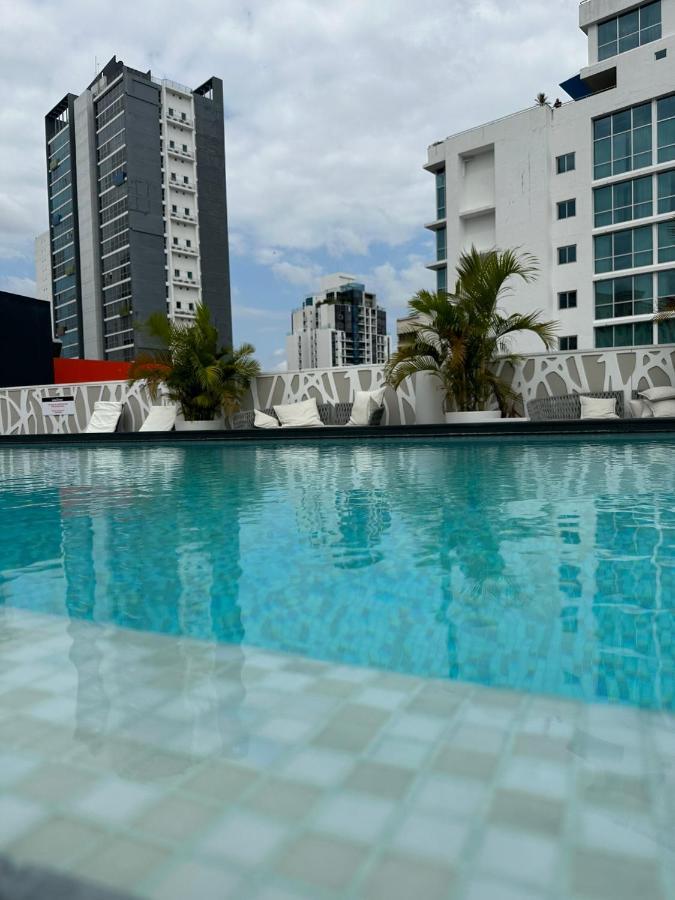 Gran Evenia Panama Hotel Exterior foto The pool at the rooftop of the hotel