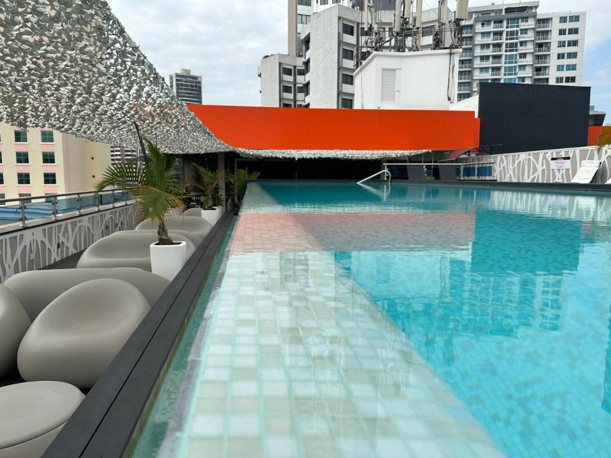 Gran Evenia Panama Hotel Exterior foto The rooftop pool at the hotel