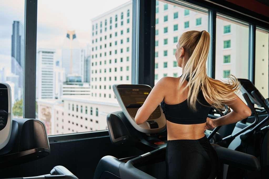 Gran Evenia Panama Hotel Facilități foto A woman on a treadmill